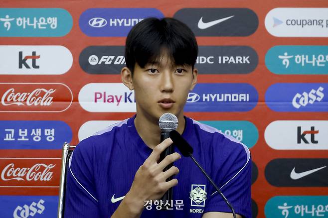 한국 남자 축구 국가대표팀 이한범이 23일(한국 시간) 멕시코 몬테레이 에스타디오 우니베르시타리오 경기장에서 비공개 훈련을 앞두고 기자회견을 하고 있다. 2026.06.23 몬테레이(멕시코)|문재원 기자