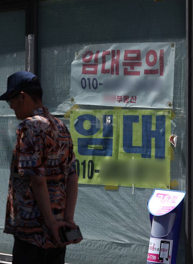 ‘빚 못 갚고 폐업’도 50만1000곳 고금리·고물가·고환율이 겹친 ‘3고(高)’가 이어지면서 자영업자들이 제때 갚지 못한 빚이 12% 넘게 불어난 가운데 23일 서울시내 한 상가에 임대 문구가 붙어 있다. 연합뉴스