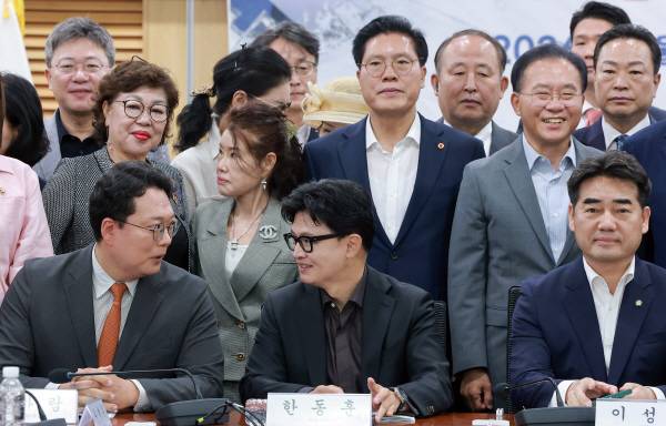 23일 국회 의원회관에서 국민의힘 이성권 의원과 범시민사회단체연합이 연 ‘참정권 피해사태와 선거제도 개혁 국회 토론회’에서 개혁신당 천하람 의원과 무소속 한동훈 의원이 대화하고 있다. 연합뉴스