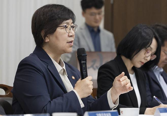 정은경 보건복지부 장관이 11일 출입기자단 정책간담회에서 응급의료에 관한 질문에 대한 답을 하고 있다. 보건복지부 제공