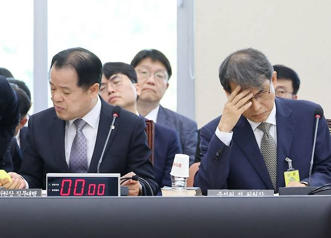 23일 국회에서 열린 투표용지 부족사태 등 국민참정권 침해 진상규명 및 선거관리 개혁을 위한 국정조사 특위 전체회의에 위철환 선관위원장 직무대행과 노태악 전 중앙선거관리위원장이 참석해 있다. 연합뉴스