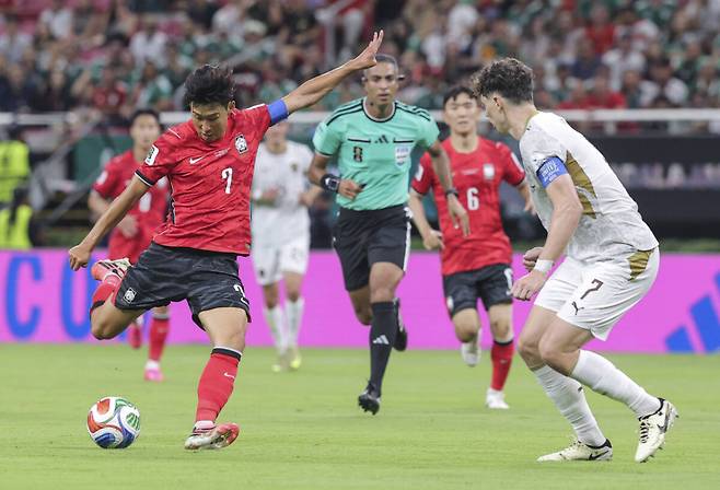 한국 축구 대표팀은 25일 2026 FIFA 북중미 월드컵 남아공과의 조별리그 최종전을 앞둔 가운데 축구 팬들의 가장 큰 관심사는 손흥민의 위치다. 연합뉴스