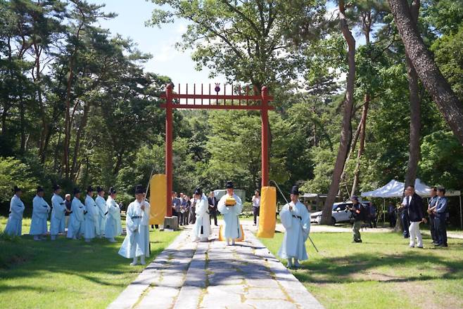 세계문화유산인 조선왕릉에서 600년을 이어온 신성한 전통 제례가 23일 오전 10시부터 ‘효종대왕 제367주기 및 인선왕후 제352주기 영릉 기진제향(忌辰祭享)’이 엄숙히 봉행되고 있다. 유진동기자