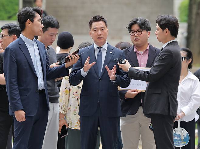 고(故) 김새론의 사망 원인이 배우 김수현의 채무 압박 때문이라는 등 허위 사실을 유포한 혐의를 받는 김세의 가로세로연구소 대표가 지난달 26일 서초구 서울중앙지방법원에서 열린 구속 전 피의자 심문(영장실질심사)에 출석하고 있다. [연합뉴스]