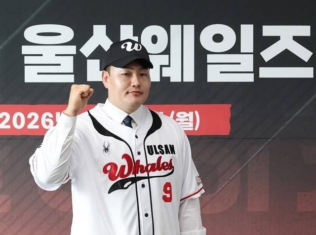 미국프로야구 메이저리그(MLB)에서 뛰었던 최지만이 4월 27일 문수야구장에서 열린 울산 웨일즈 입단식에 참석해 유니폼을 입고 포즈를 취하고 있다. 사진=연합뉴스