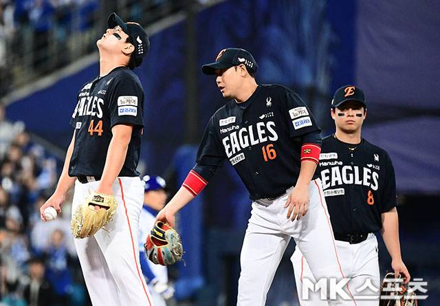 2025년 10월 22일 오후 대구삼성라이온즈파크에서 ‘2025 신한 SOL Bank KBO 포스트시즌’ 한화 이글스와 삼성 라이온즈의 플레이오프(5전 3선승제) 4차전이 열렸다. 6회말 2사 1루에서 한화 김서현이 삼성 강민호를 볼넷 허용한 후 아쉬워 하고 있다. 곧바로 한승혁과 교체됐다. 사진=김영구 기자