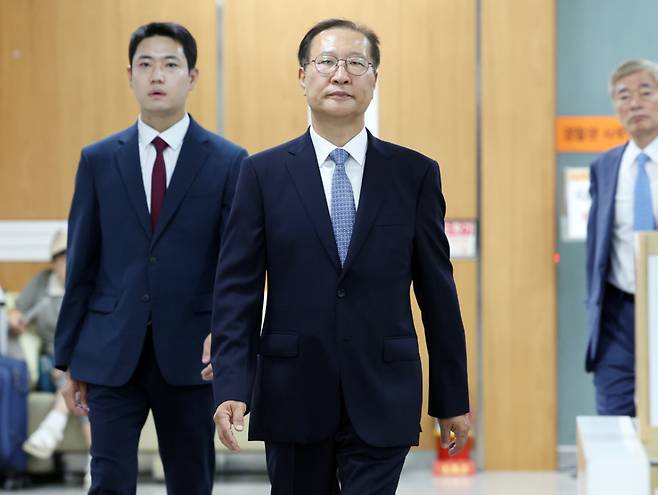 12·3 비상계엄 선포과정에 가담하고 김건희 여사 관련 수사를 무마하려 한 혐의로 재판을 받고 있는 박성재 전 법무부 장관이 22일 오후 서울 서초구 서울중앙지방법원에서 열린 선고공판에 출석하고 있다.  /사진=뉴시스