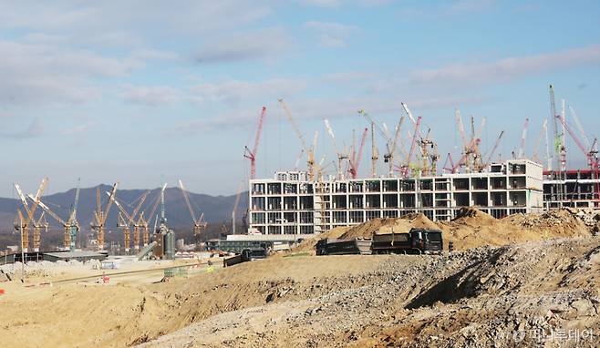 9일 경기도 용인시 처인구 원삼면 용인반도체클러스터 일반산업단지 공사현장에서 분주하게 공사가 진행되고 있다. (공동취재) /사진=뉴시스 /사진=