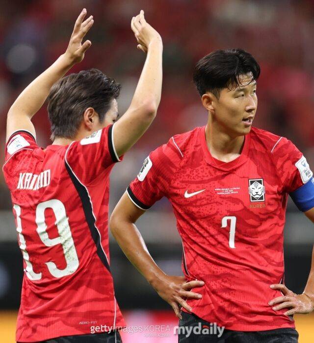 이강인(왼쪽)과 손흥민이 지난 12일(한국시각) 멕시코 할리스코주 과달라하라 인근 사포판의 과달라하라 스타디움에서 펼쳐진 체코와의 2026 북중미 월드컵 1차전에서 프리킥을 처리하고 있다./게티이미지코리아