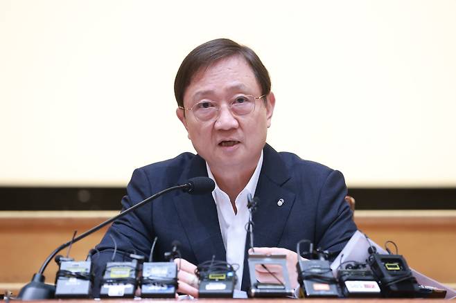 이찬진 금융감독원장이 22일 서울 여의도 금융감독원 본원에서 열린 정례 기자간담회에서 기자들의 질문에 답하고 있다. [금융감독원 제공]