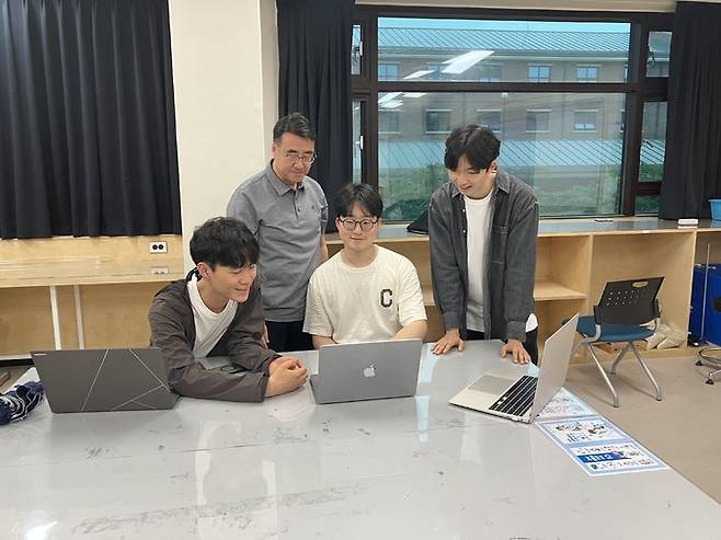 [서울=뉴시스]서울시교육청은 서울과학고 배이진, 장근영, 안건우 학생이 권용준 물리 교사와 함께 교내 연구 활동을 통해 도출한 연구 결과를 세계적인 과학기술논문인용색인(SCI) 국제 학술지에 게재하는 쾌거를 이뤘다고 23일 밝혔다. (사진 = 서울과학고) 2026.06.22. photo@newsis.com *재판매 및 DB 금지
