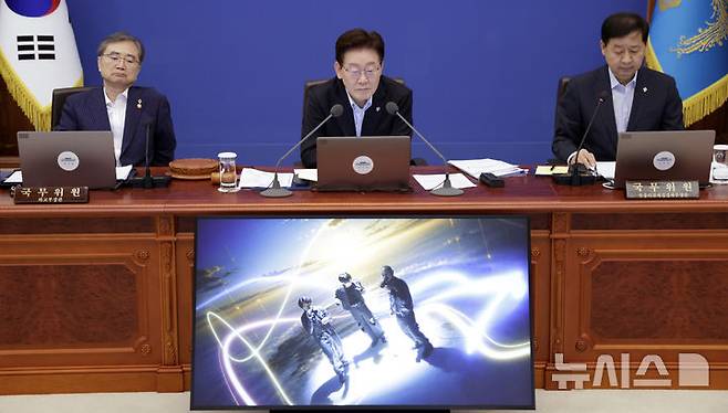 [서울=뉴시스] 최동준 기자 = 이재명 대통령이 23일 청와대에서 열린 국무회의 겸 비상경제점검회의에서 국방부의 정책 홍보 영상을 시청하고 있다. 2026.06.23. photocdj@newsis.com
