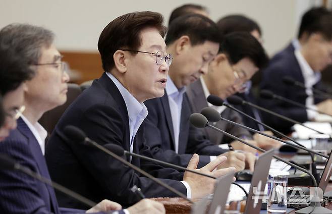 [서울=뉴시스] 최동준 기자 = 이재명 대통령이 23일 청와대에서 열린 국무회의 겸 비상경제점검회의에서 발언하고 있다. 2026.06.23. photocdj@newsis.com
