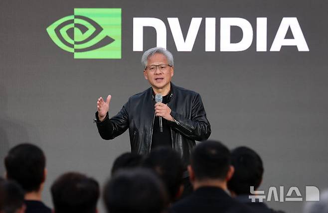 서울=뉴시스] 이영환 기자 = 젠슨 황 엔비디아 최고경영자(CEO)가 8일 서울 중구 신라호텔에서 열린 '엔비디아 코리아 AI 에코시스템 리셉션'에서 연설을 하고 있다. (공동취재) 2026.06.08. photo@newsis.com