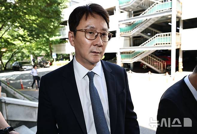 [서울=뉴시스] 김선웅 기자 = 전진배 JTBC 대표이사가 23일 서울 서초구 서울회생법원에서 열린 중앙그룹 계열사 기업 회생신청 대표자 심문기일에 출석하고 있다. (공동취재) 2026.06.23. photo@newsis.com