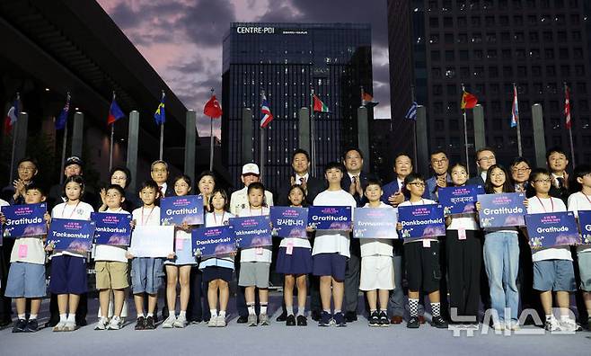 [서울=뉴시스] 조성우 기자 = 오세훈 서울시장이 23일 서울 종로구 광화문광장 감사의 정원에서 열린 6·25전쟁 제76주년 기념식에서 어린이기자단을 비롯한 참석자들과 기념촬영하고 있다.   2026.06.23. xconfind@newsis.com