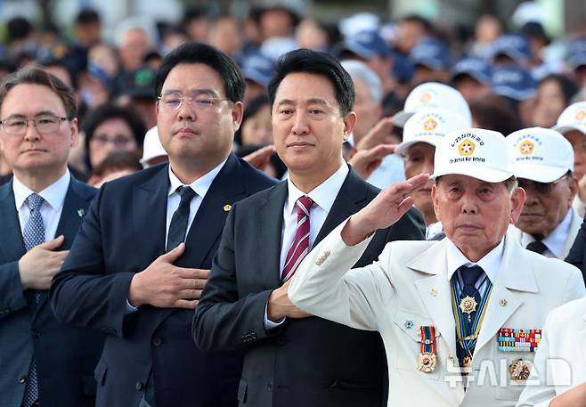 [서울=뉴시스] 조성우 기자 = 오세훈(오른쪽 두 번째) 서울시장이 23일 서울 종로구 광화문광장 감사의 정원에서 열린 6·25전쟁 제76주년 기념식에서 국기에 대한 경례를 하고 있다.   2026.06.23. xconfind@newsis.com