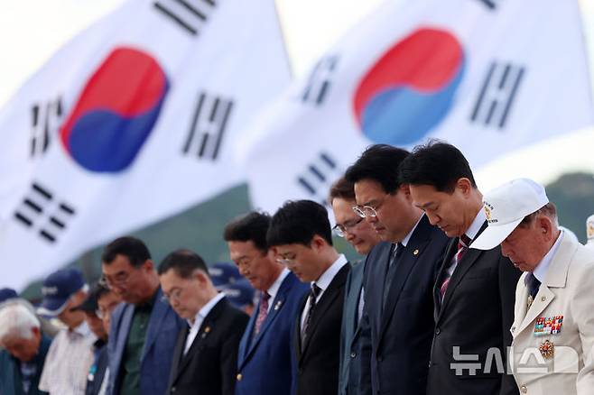 [서울=뉴시스] 조성우 기자 = 오세훈(오른쪽 두 번째) 서울시장이 23일 서울 종로구 광화문광장 감사의 정원에서 열린 6·25전쟁 제76주년 기념식에서 묵념하고 있다.   2026.06.23. xconfind@newsis.com