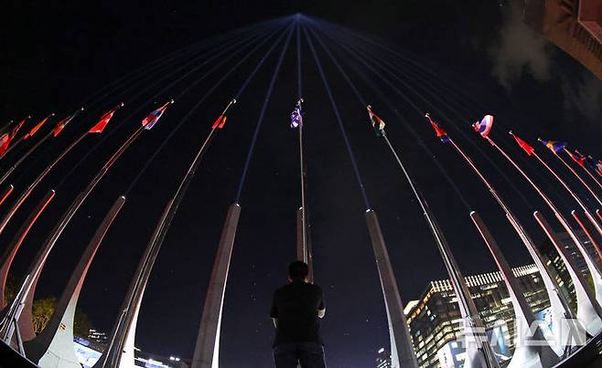 [서울=뉴시스] 조성우 기자 = 23일 6·25전쟁 제76주년 기념식이 열린 서울 종로구 광화문광장 감사의 정원에 참전국 국기가 게양돼 있다. 2026.06.23. xconfind@newsis.com