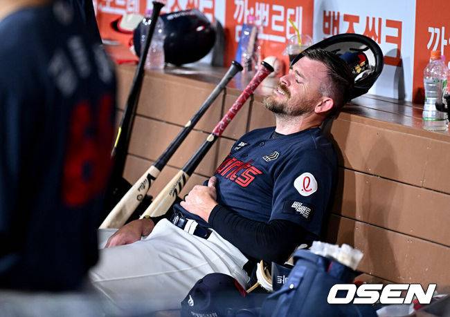 [OSEN=고척, 조은정 기자]21일 서울 고척스카이돔에서 2026 신한 SOL Bank KBO리그 키움 히어로즈와 롯데 자이언츠의 경기가 열렸다.홈팀 키움은 배동현을, 방문팀 롯데는 비슬리를 선발로 내세웠다.5회말 무사 1루에서 교체된 롯데 비슬리가 아쉬워하고 있다. 2026.06.21 /cej@osen.co.kr