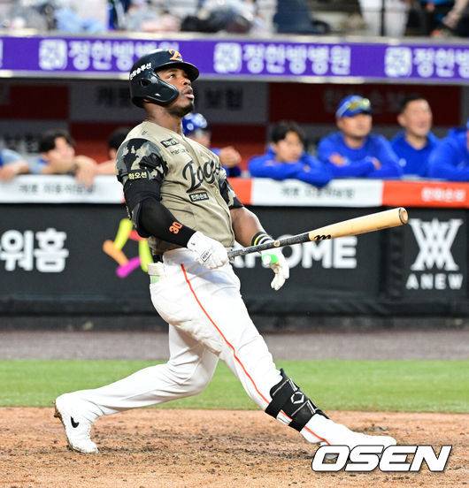 [OSEN=대전, 지형준 기자] 20일 대전 한화생명 볼파크에서 2026 신한 SOL KBO리그 한화 이글스와 삼성 라이온즈의 경기가 열렸다.한화는 왕옌청, 삼성은 장찬희를 선발로 내세웠다.4회말 2사 1,3루에서 한화 페라자가 우월 스리런포를 날리고 있다. 2026.06.20&nbsp;/ jpnews@osen.co.kr