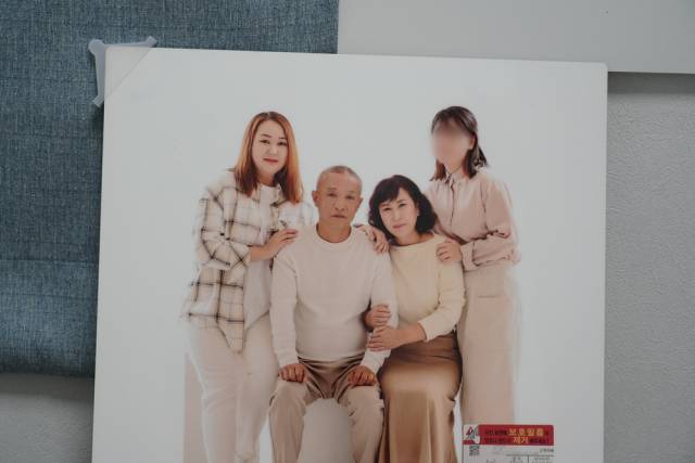 ▲아리셀 참사 발생 전 이순희 대표의 가족이 찍은 가족 사진. 가장 왼쪽이 고 엄정정 씨다. ⓒ프레시안(손가영)