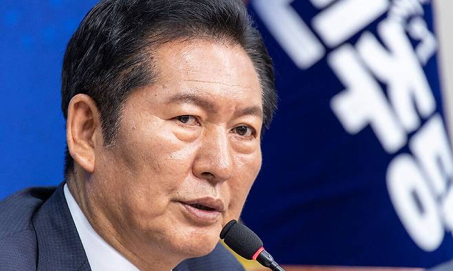 더불어민주당 정청래 대표가 22일 국회에서 민주당 한반도평화신전략위원회가 '이란전쟁, 북중정상회담 그리고 한반도'를 주제로 개최한 긴급 국제정세 토론회에 참석해 발언하고 있다. 연합뉴스
