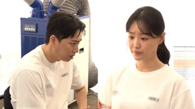 근력운동을 하는 박위와 그를 응원하는 송지은. SBS '동상이몽2' 제공