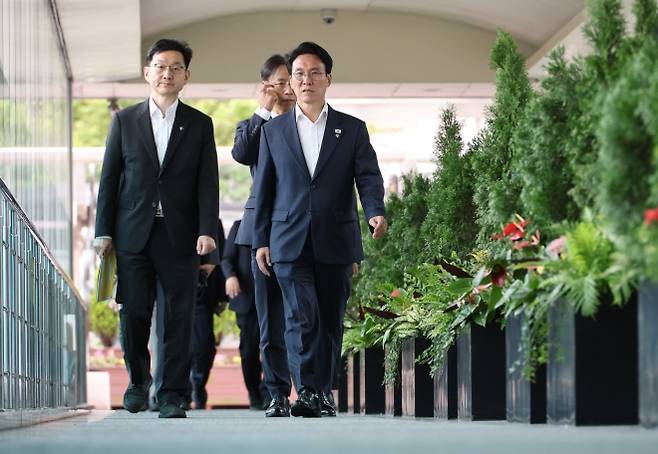 출입기자 간담회 마치고 - 김민석(오른쪽) 국무총리가 22일 서울 종로구 정부서울청사 별관에서 열린 출입기자 간담회를 마친 뒤 이동하고 있다. 왼쪽은 윤창렬 국무조정실장. 연합뉴스