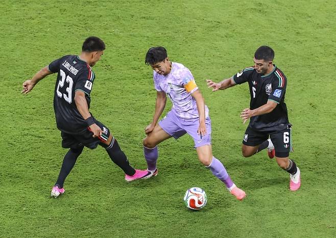 축구대표팀 주장 손흥민(가운데)이 19일(한국시간) 멕시코 할리스코주 사포판 과달라하라 스타디움에서 열린 2026 북중미월드컵 조별리그 A조 2차전 한국과 멕시코의 경기에서 상대 수비를 상대하고 있다. 2026.6.19 사포판 연합뉴스