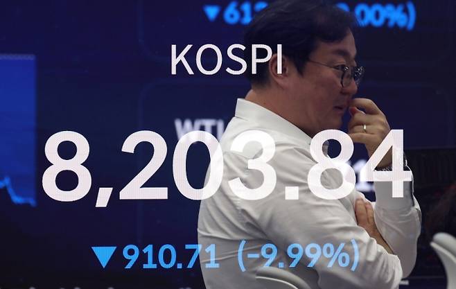 코스피 9.99% 급락 - 코스피가 전 거래일(9114.55)보다 910.71포인트(9.99%) 하락한 8203.84에 장을 마감한 23일 오후 서울 중구 우리은행 딜링룸 전광판에 지수가 표시되고 있다. 2026.06.23 뉴시스