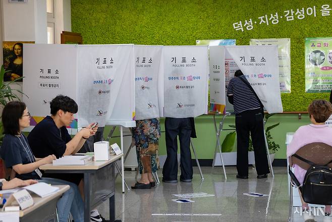 제9회 전국동시지방선거 본투표일인 6월3일 오후 대구 달서구의 한 투표소 ⓒ김흥구