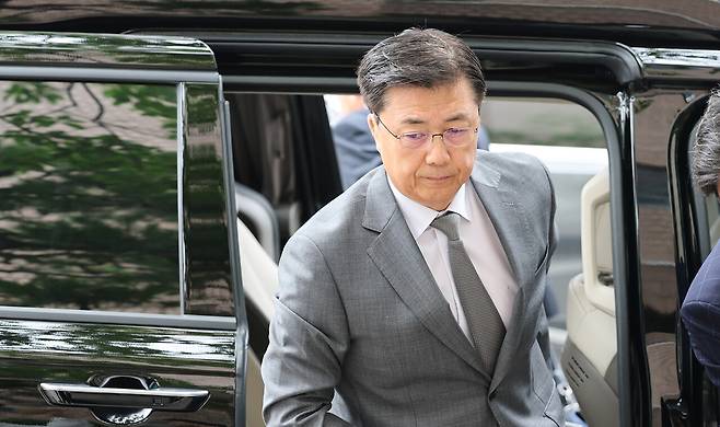 홍장원 전 국가정보원 1차장이 6월22일 '계엄 정당화 메시지 전달' 의혹과 관련해 피의자 신분으로 조사를 받기 위해 종합 특검팀 사무실로 출석하고 있다. ⓒ연합뉴스