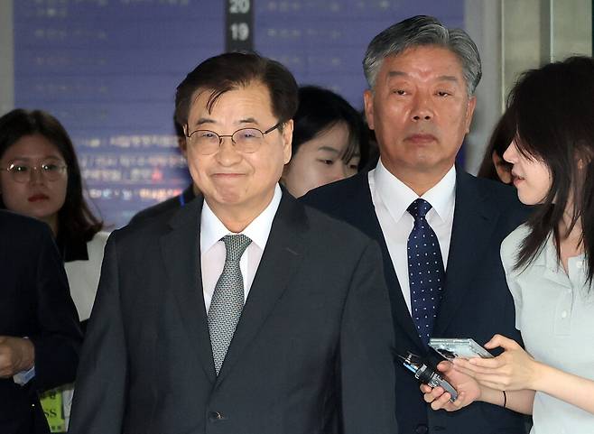 서훈 전 청와대 국가안보실장(왼쪽)과 김홍희 전 해양경찰청장이 6월16일 서울 서초구 서울고법에서 열린 서해 공무원 피격 사건 관련 2심 선고 공판을 마친 후 법정을 나서고 있다. ⓒ연합뉴스