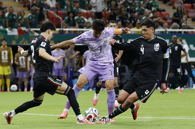 한국 축구대표팀 손흥민이 19일(한국 시간) 멕시코 과달라하라 에스타디오 스타디움에서 열린 2026 북중미 월드컵 조별리그 A조 멕시코와의 경기에서 볼경합을 하고 있다. 2026.06.19 과달라하라(멕시코) | 문재원 기자