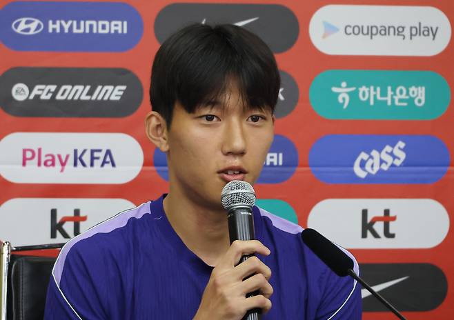 축구대표팀 이한범이 23일 멕시코 누에보레온주 산니콜라스의 에스타디오 우니베르시타리오에서 비공개 훈련에 앞서 인터뷰하고 있다. 연합뉴스