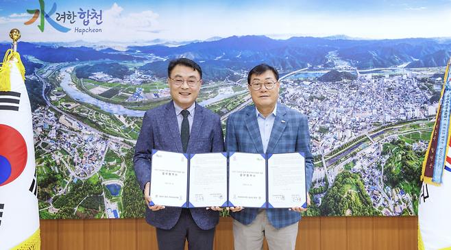한국여자축구연맹 양명석 회장, 김윤철 합천군수가 업무협약서에 서명한 뒤 기념 사진을 찍고있다. 한국여자축구연맹