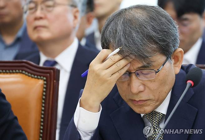 선관위 국조특위 참석한 노태악 전 선관위원장 (서울=연합뉴스) 이동해 기자 = 노태악 전 중앙선거관리위원장이 23일 국회에서 열린 투표용지 부족사태 등 국민참정권 침해 진상규명 및 선거관리 개혁을 위한 국정조사 특위 전체회의에 참석해 있다. 2026.6.23 eastsea@yna.co.kr