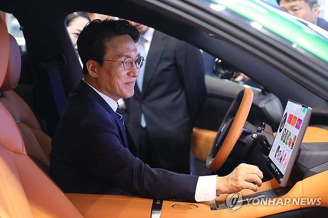 중관춘 시찰하는 김민석 총리 (서울=연합뉴스) 중국을 방문 중인 김민석 국무총리가 23일 '중국의 실리콘밸리'라고 불리는 베이징 하이뎬구 중관춘(中關村)을 시찰하고 있다. 2026.6.23 [국무총리실 제공. 재판매 및 DB 금지] photo@yna.co.kr