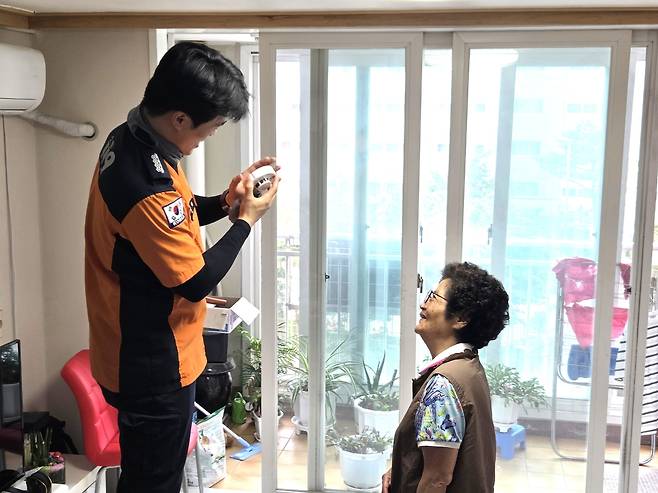 전북 소방, 시각경보형 연기감지기 보급 [전북자치도소방본부 제공. 재판매 및 DB 금지]