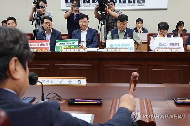 내년도 최저임금 인상률 본격 논의 (세종=연합뉴스) 김주성 기자 = 23일 정부세종청사 최저임금위원회에서 내년도 최저임금 인상률을 본격 논의하기 위한 제8차 전원회의가 열리고 있다. 
    왼쪽부터 사용자위원인 양옥석 중소기업중앙회 인력정책본부장과 류기정 한국경영자총협회(경총) 전무, 근로자위원인 류기섭 한국노총 사무총장과 민주노총 이미선 부위원장. 2026.6.23 utzza@yna.co.kr