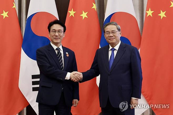 김민석 국무총리, 리창 중국 국무원 총리와 회담 (서울=연합뉴스) 중국을 방문 중인 김민석 국무총리가 23일 중국 다롄의 방추도 호텔에서 리창 국무원 총리를 만나 회담에 앞서 악수하고 있다. 2026.6.23 [국무총리실 제공. 재판매 및 DB 금지] photo@yna.co.kr