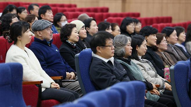 지난 2월 2026년 바다학교 교육활동가 위촉식에 참석한 활동가들이 관련 교육을 듣고 있다. 사진=인천시교육청