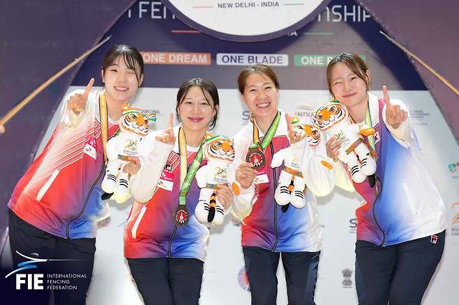 23일(현지시간) 인도 뉴델리에서 열린 2026 아시아펜싱선수권대회 여자부 사브르 단체전에서 우승을 차지한 한국 대표팀이 기념촬영을 하고 있다. (왼쪽부터) 전하영, 김정미, 서지연, 최세빈.