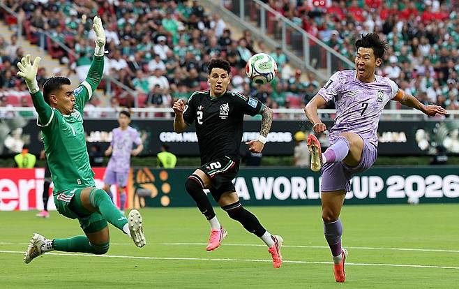 18일(현지 시간) 멕시코 과달라하라 스타디움에서 열린 2026 북중미 월드컵 조별리그 A조 대한민국과 멕시코의 경기에서 대한민국 손흥민이 슛을 하고 있다. 뉴시스