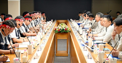 현대자동차 노사 관계자들이 현대차 울산공장에서 2026년 임금협상 상견례를 하고 있다. (사진=연합)