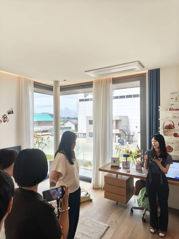 경기도 화성시 '삼성 AI 모듈러 홈' 쇼룸 내 어린이 방. 스마트싱스를 기반으로 조명·커튼·공조 시스템 등이 연동돼 생활 패턴에 맞춘 자동화 서비스를 제공한다./사진=강민경 기자