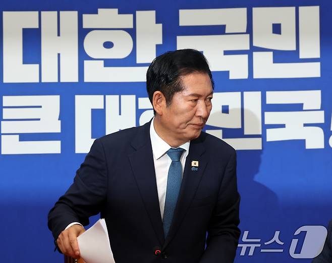 정청래 더불어민주당 대표가 24일 오전 서울 여의도 국회에서 열린 최고위원회의에서 당 대표직 사퇴를 발표 후 자리를 나서고 있다. ⓒ 뉴스1 황기선 기자