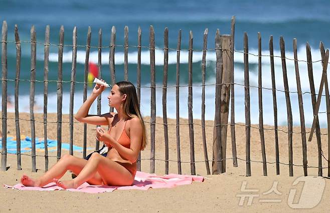 선크림을 바르는 여성 <자료사진> ⓒ AFP=뉴스1