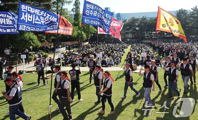 현대자동차 노조 조합원들이 13일 울산공장 본관 앞에서 '2026년 단체교섭 완전 승리를 위한 출정식'을 하고 있다. 2026.5.13 ⓒ 뉴스1 조민주 기자